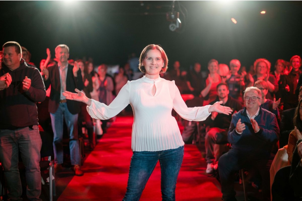 Keynote Speakerin Katrin vor Publikum Katrin, Keynote Speakerin, Keynote Speaker Wien